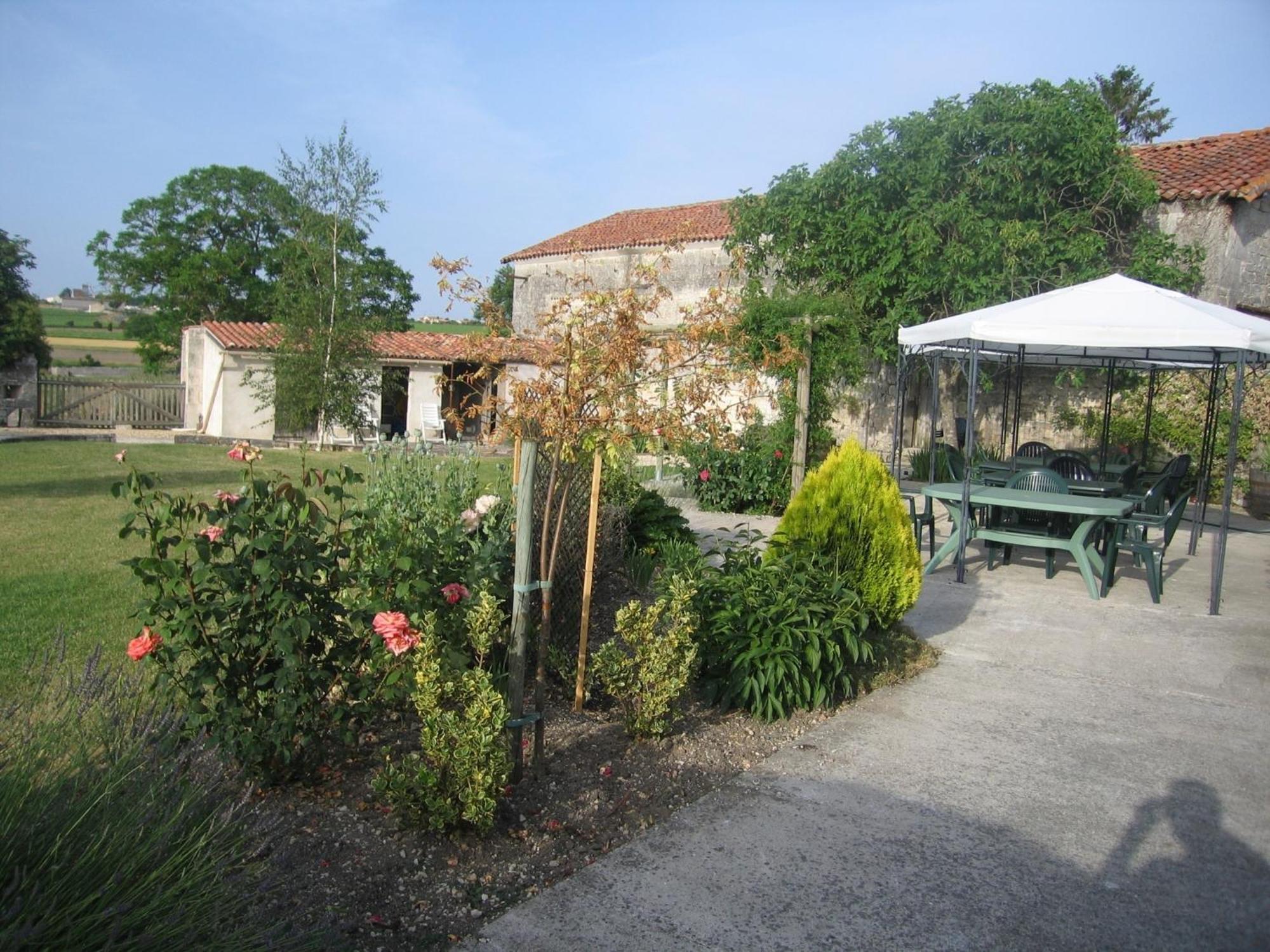 La Cour Des Cloches Bed & Breakfast Mainxe Exterior photo