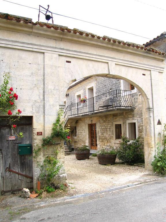 La Cour Des Cloches Bed & Breakfast Mainxe Room photo